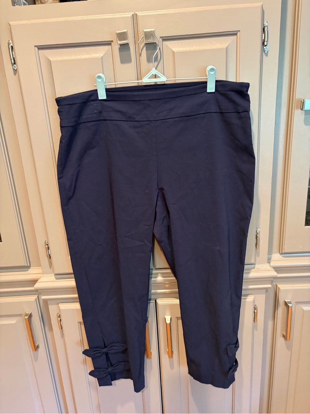 crown & ivy Navy Cropped Capri Leggings with Hem Bows
